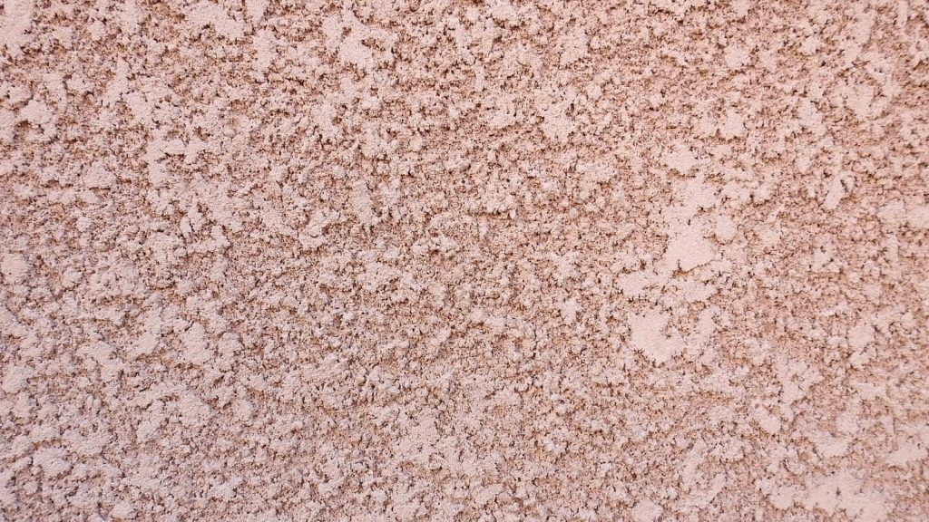 peinture sur une façade en crépi